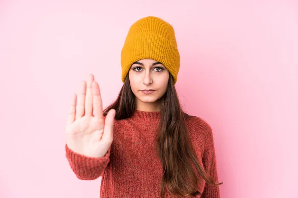 Junge Kaukasische Frau Mit Wollmütze Die Mit Ausgestreckter Hand Steht — Stockfoto