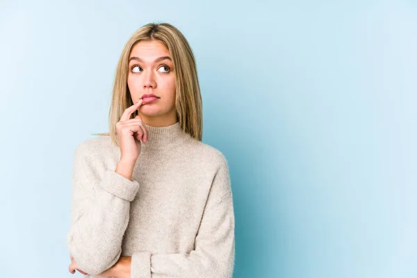 Joven Rubia Caucásica Aislada Mirando Lado Con Expresión Dudosa Escéptica — Foto de Stock