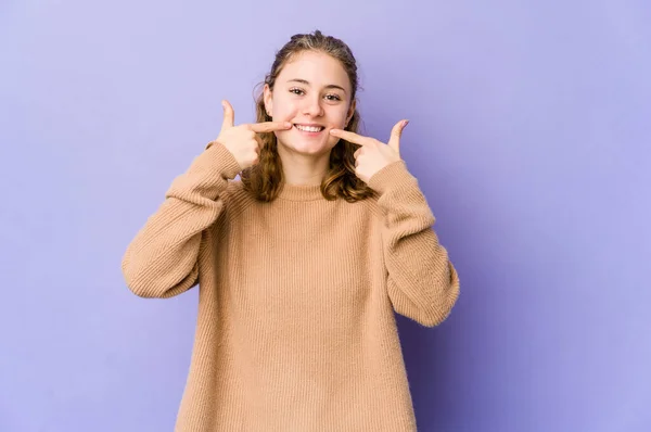 Mujer Joven Caucásica Sobre Fondo Púrpura Sonríe Señalando Con Los — Foto de Stock