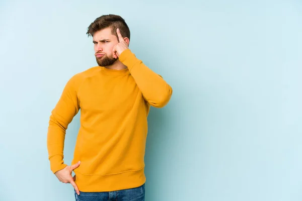 Young Caucasian Man Isolated Blue Background Pointing Temple Finger Thinking — Stock Photo, Image