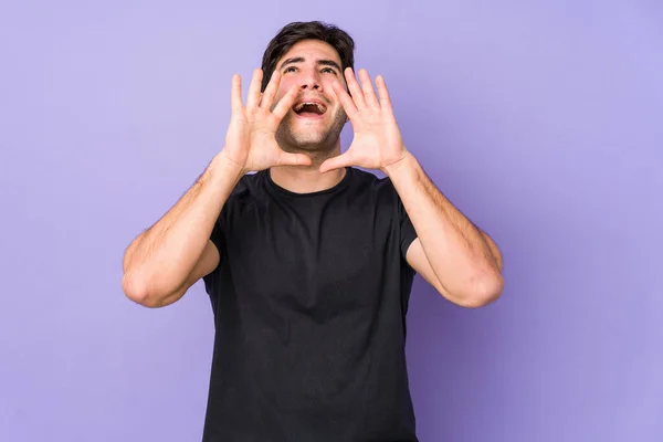 Joven Aislado Sobre Fondo Púrpura Gritando Emocionado Frente —  Fotos de Stock