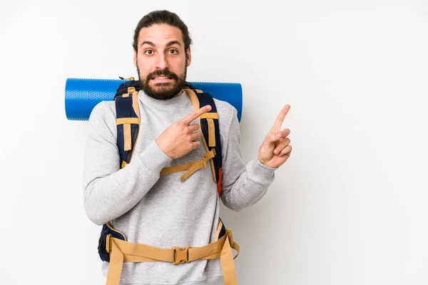 Ung Backpacker Man Isolerad Vit Bakgrund Chockad Pekar Med Pekfingrar — Stockfoto