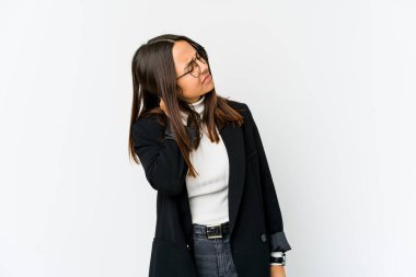 Genç melez iş kadını beyaz arka planda izole edilmiş. Stres, masaj ve el masajı yüzünden boynu ağrıyor..