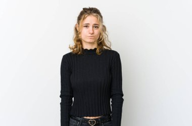 Beyaz sırtlı genç beyaz kadın yanakları patlatıyor, yorgun bir ifade takınıyor. Yüz ifadesi kavramı.