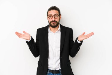 Kafkasyalı genç iş adamı beyaz bir arka planda izole edilmiş. Kafası karışmış ve omuz silkiyor. Kopya alanını tutmak için..