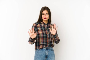 Beyaz arka planda izole edilmiş beyaz bir kadın tiksinti belirtisi gösteren birini reddediyor..