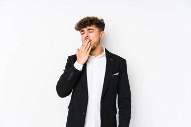 Genç Arap iş adamı yalnız başına esneyerek ağzını eliyle kapatan yorgun bir jest yapıyor..