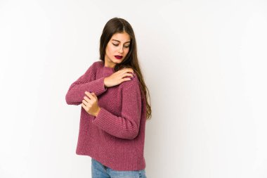 Beyaz arka planda izole edilmiş, omuz ağrısı olan beyaz bir kadın..