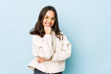 Genç, melez, yalnız, mutlu ve kendinden emin, çenesine elleriyle dokunan bir kadın..