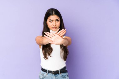 Mor arka planda izole edilmiş genç Hintli kadın inkâr jesti yapıyor.