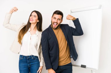 Kafkasyalı genç iş çifti, kadınsı gücün sembolü olan kollarıyla güç gösterisi yapıyor.