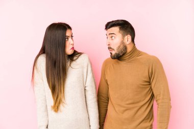 Kafkasyalı genç çift omuz silkiyor ve gözleri açık..