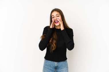 Beyaz arka planda izole edilmiş genç beyaz bir kadın bir dedikodu söylüyor, bir haber sunuyor..