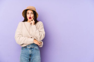 Mor arka planda soyutlanmış beyaz bir kadın. Yaratıcılık kavramı hakkında harika bir fikri var..