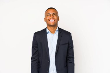 Genç iş adamı beyaz arka planda izole edilmiş, gülen, gözlerini kapatan, rahat ve mutlu hisseden..