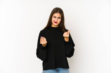 Beyaz arka planda izole edilmiş beyaz bir kadın parasız olduğunu gösteriyor..