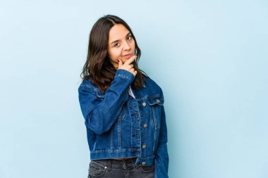 Genç, Latin kökenli bir kadın düşüncelere daldı, bir strateji planladı, bir iş kurmayı düşündü..