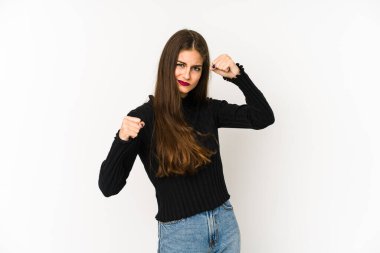 Beyaz arka planda izole edilmiş genç beyaz kadın bir tartışma yüzünden yumruk, öfke, kavga, boks....