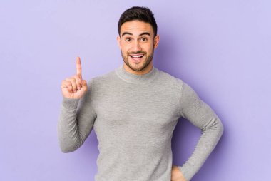 Mor arka planda soyutlanmış genç beyaz bir adamın bir fikri, ilham konsepti var..