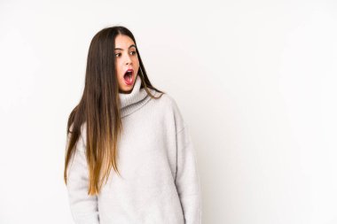 Beyaz arka planda izole edilmiş beyaz bir kadın gördüğü bir şey yüzünden şoka uğruyor..