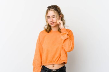 Beyaz arka planda elleri kulakları olan beyaz saçlı genç bir kadın..