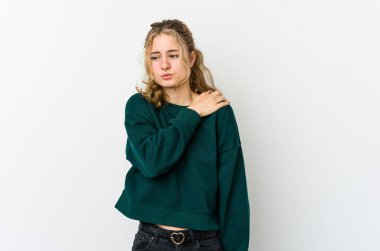 Beyaz sırtlı beyaz bir kadın omuz ağrısı çekiyor..