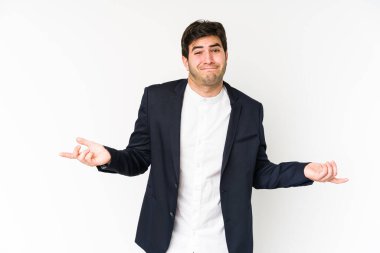 Genç iş adamı, beyaz arka planda izole edilmiş şüphe ve omuz silkerek jesti sorguluyor..