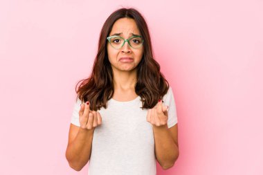 Genç, melez, İspanyol bir kadın. Hiç parası olmadığını gösteriyor..