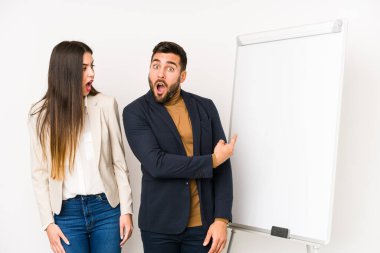 Kafkasyalı genç bir iş çifti kenarı işaret ederek izole edilmiş.