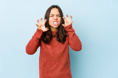 Genç, melez İspanyol kadın pençelerini kedi taklidi yaparken gösteriyor, agresif bir hareket..