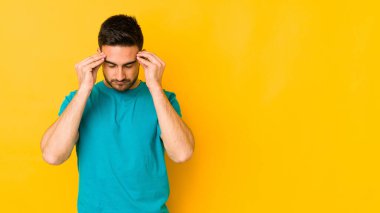 Kafkasyalı genç adam sarı fırında izole edilmiş tapınaklara dokunuyor ve başı ağrıyor..