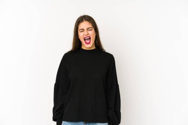 Beyaz arka planda izole edilmiş genç beyaz kadın çok kızgın, öfkeli, hayal kırıklığına uğramış.