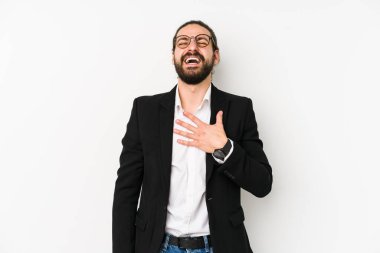 Beyaz bir arka planda izole edilmiş beyaz iş adamı elini göğsüne bastırarak kahkahalar atıyor..