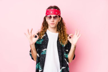 Genç hippi Kafkasyalı adam sıkı çalışma gününden sonra rahatlıyor. Yoga yapıyor..