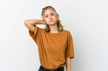 Beyaz sırtlı genç beyaz kadın stresten dolayı boynu ağrıyor, masaj yapıyor ve elle dokunuyor..