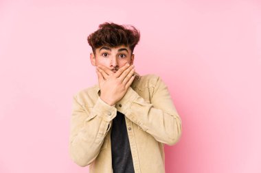 Arka planda poz veren genç bir Arap, elleri ile ağzını kapatırken şok olmuş..