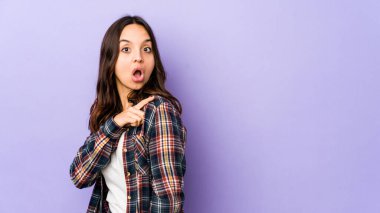 Genç, melez İspanyol bir kadın izole edilmiş, gülümseyen ve işaret eden boş alanda bir şey gösteriyor..