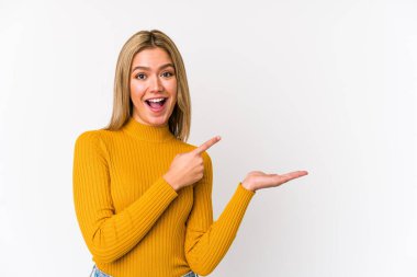 Sarışın, Kafkasyalı, yalnız bir kadın. Elinde bir fotokopi odası olduğu için heyecanlı..