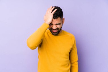 Genç, melez Arap bir adam bir şeyi unutuyor. Alnına avuç içi ve gözlerini kapatıyor..