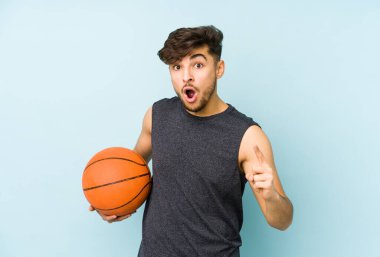 Sepet oynayan genç bir Arap adamın bir fikri, ilham konsepti var..