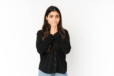 Mor arka planda izole edilmiş genç Hintli kadın elleriyle ağzını kapatırken şok oldu..