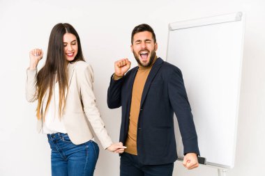 Genç beyaz iş çifti yalnız dans ediyor ve eğleniyor..