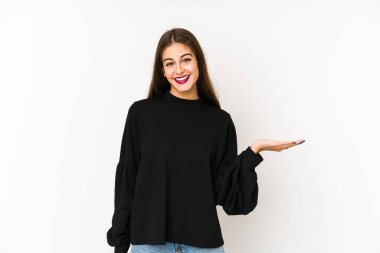 Beyaz arka planda izole edilmiş genç beyaz kadın bir avuç içinde fotokopi alanı ve belinde bir el daha gösteriyor..