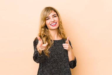 Sarışın, beyaz, ön tarafı parmaklarıyla gösteren kadın..