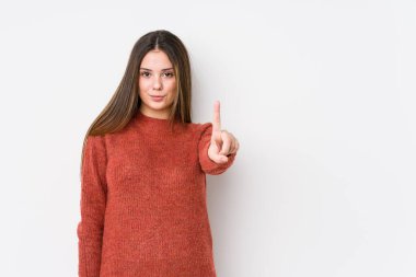 Yalnız poz veren beyaz bir kadın.