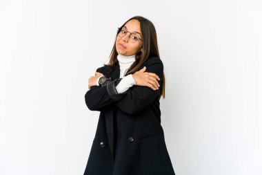 Genç melez iş kadını beyaz arka plan kucaklamalarında soyutlanmış, kaygısız ve mutlu..