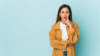 Mavi arka planda izole edilmiş genç bir kadın harika bir fikir, yaratıcılık kavramına sahip..