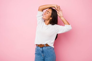 Genç melez Hintli kadın kollarını açıyor, rahat pozisyonda..