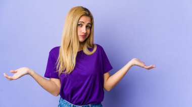 Mor arka planda soyutlanmış genç sarışın bir kadın şüpheli bir tavırla omuz silkiyor..