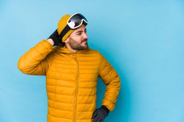 Genç kayakçı Kafkasyalı izole edilmiş kafasının arkasına dokunuyor, düşünüyor ve bir seçim yapıyor..